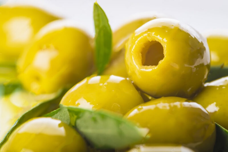 Aceitunas gordales deshuesadas,  marinadas con aceite de oliva y oregano.